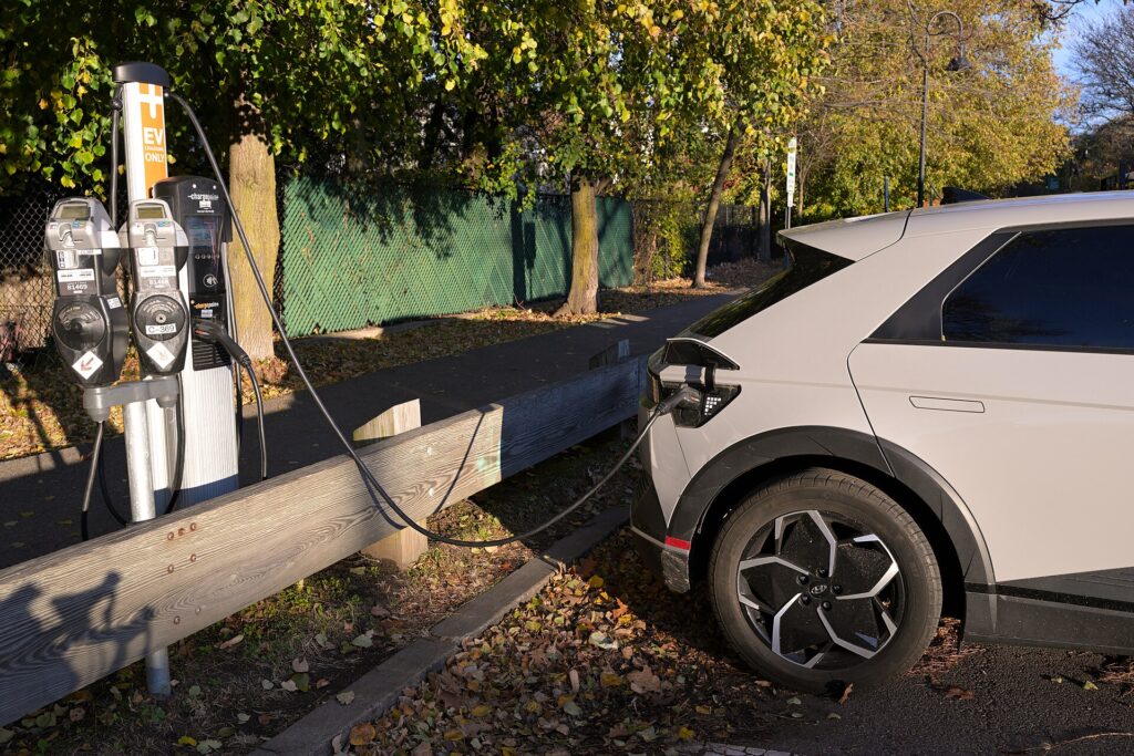 800V vs 400V Electric Cars Explained: Why the Cayenne, Range Rover, Volvo and Ioniq 5 Run at 800 Volts, Why Every Tata and Mahindra Does Not, and What It Actually Changes on India’s Chargers