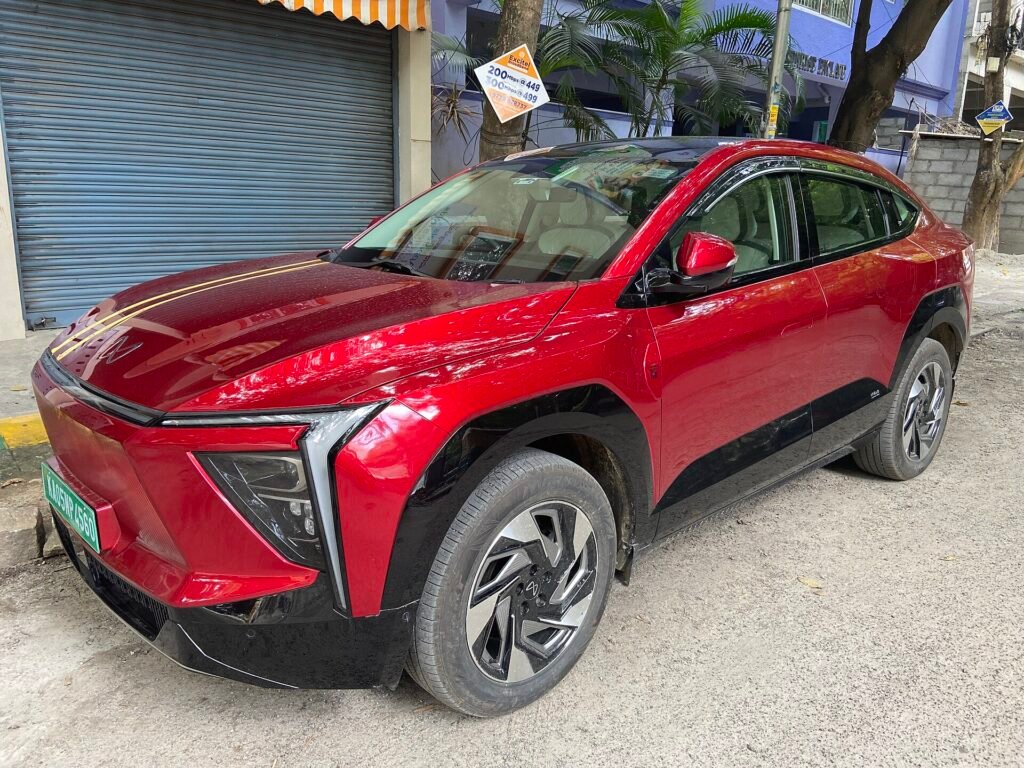 Mahindra XEV 9S Six-Seater Explained: Rs 25.25 to 30.15 Lakh Captain-Seat Prices, the Rs 25,000 Premium, and How It Stacks Up Against the Carens Clavis EV, BYD eMax 7 and Hector Tomahawk EV